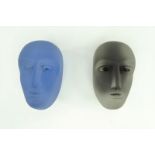 stel glazen sculpturen met voorstelling van hoofden, ontwerp: Bertil Vallien voor Kosta Boda, h. 7