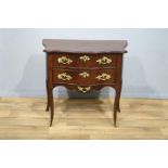 Hollandse mahonie Louis XV commode, met gecontourneerd bovenblad waaronder 2 laden met bronzen