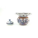 Chinees porseleinen Imari kwispedoor met floraal decor, Qianlong, 18e eeuw, h. 9 cm (2 x A)