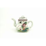 Chinese porseleinen theepot met famille rose decor van bloesemtakken en bloemen, circa 1900, h. 13