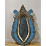 paardenhaam met leren knop en blauwe houten omlijsting