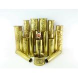 omvangrijke collectie trench art, WW1 en WW2, waaronder diverse bewerkte granaathulzen en asbak