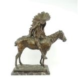 gepatineerde bronzen sculptuur met voorstelling van indiaan te paard, mogelijk vervaardigd door,