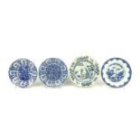 4 blauw/wit Chinees porseleinen borden met decor van figuren in bootje en flotrale motieven, 18e