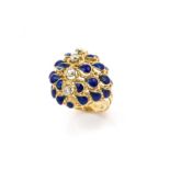 18 krt. gouden ring versierd met blauw emaille en 4 diamantjes, gewicht: 11,1 gram