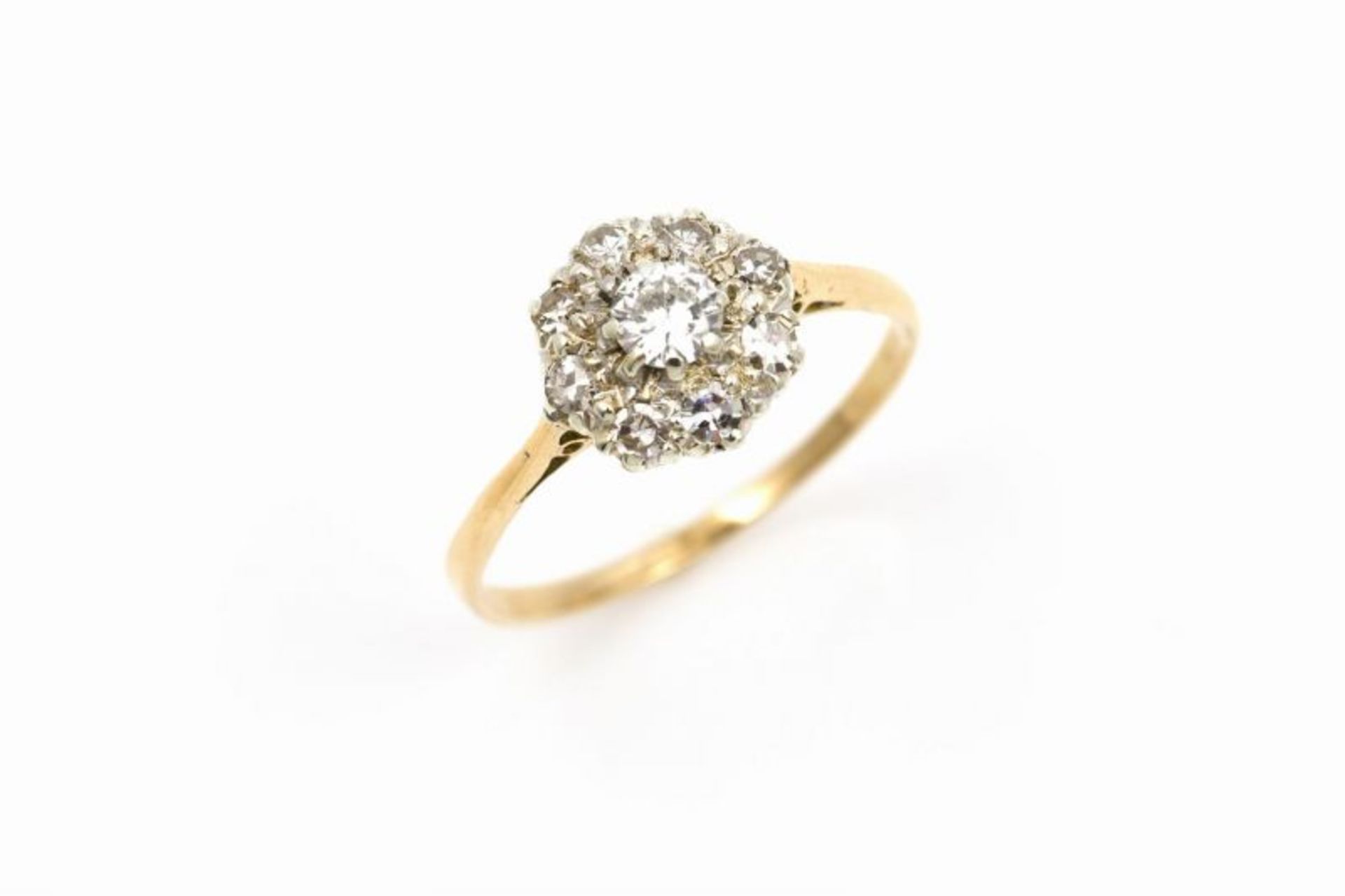 18 krt. gouden ring bezet met 1 centrale diamant omringd door 8 diamanten van totaal circa 0.50