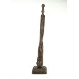 Balinese gestoken houten sculptuur met voorstelling van biddende dame, h. 70 cm