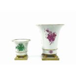 2 Hongaarse porseleinen cachepots met floraal decor, gemerkt: Herend, h. 10 en 18 cm (2 x A)