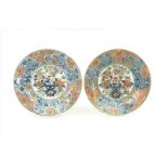 stel Japanse porseleinen Imari borden met decor van hengselmandjes, begin 18e eeuw, diam. 27 cm (2 x