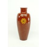 roodbakken aardewerk vaas met geometrisch gestileerd slibglazuur decor in cirkelmotief, ontwerp: