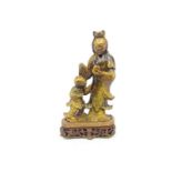 Chinese sculptuur met voorstelling van dame met kind op gestoken houten voet, totale hoogte: 19 cm