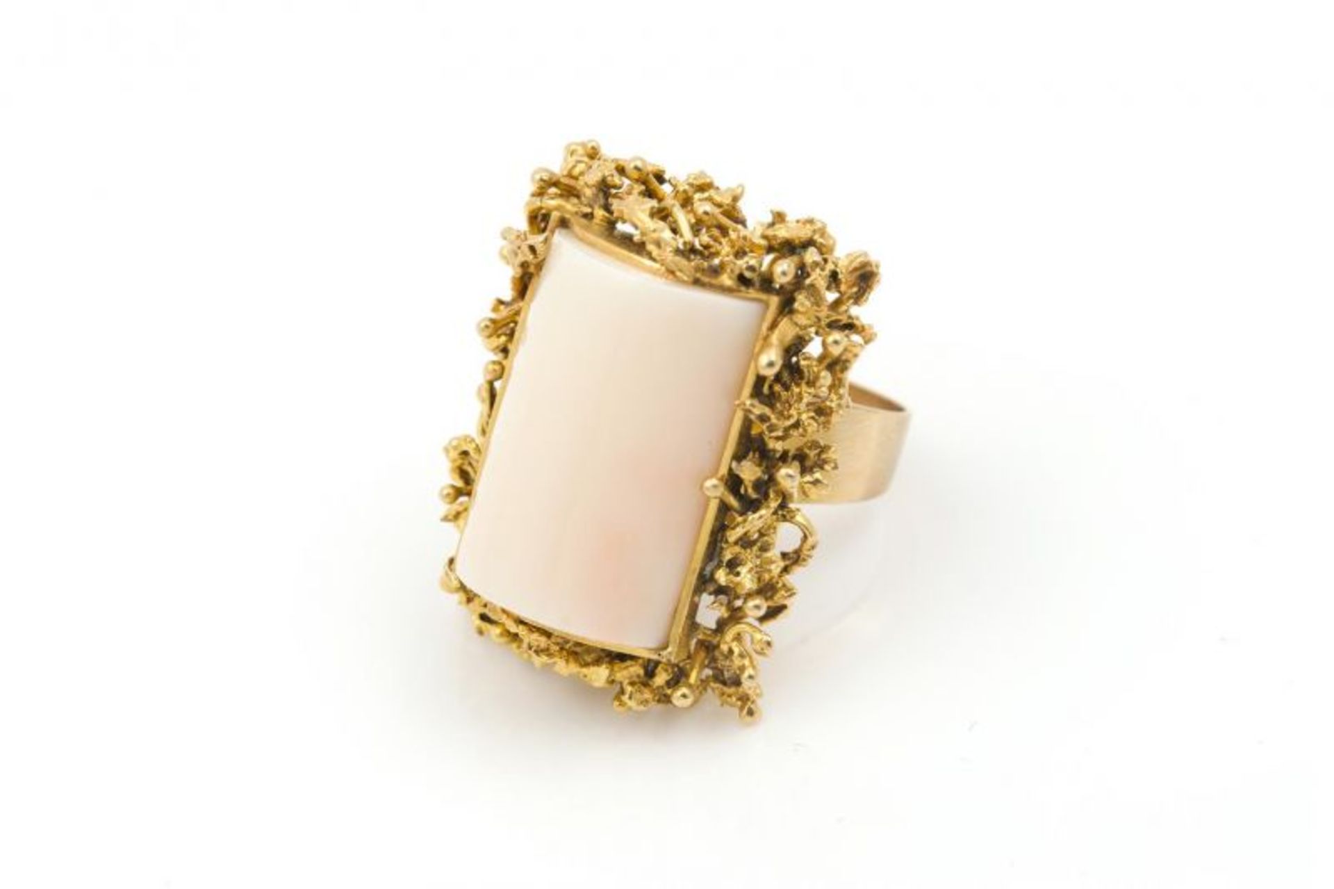 18 krt. gouden ring met grillige decoratie en een 'Angel' skin koraal
