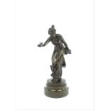 gepatineerde bronzen sculptuur met voorstelling van elegante dame met bloemen, rustend op marmeren