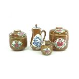 4 stuks Chinees capcijner porselein met floraal decor in cartouches waaronder dekselpot en