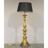 goudbeschilderde schemerlamp met stoffen kap en 3-zijdige voet, h. 104 cm.