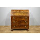 Schotse Victoriaanse mahonie secretaire met schuingeplaatste schrijfklep en recht front waarin 3