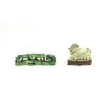 Chinese jade staf Rui scepter met ornamenten van draak en sculptuur van draak, h. 9 en 5 cm