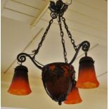 Franse smeedijzeren Art Nouveau hanglamp met meerkleurige glazen kap en 3 idem kelkjes, Schneider,