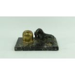 inktstel met bronzen sculptuur met voorstelling van liggend paard, br. 19 cm -collectie M.Dreesmann-