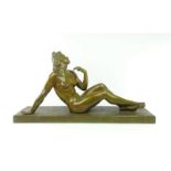 bronzen sculptuur met voorstelling van zittende naakte vrouw, gesigneerd, h. 43 cm