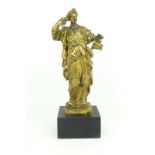 Italiaanse vergulde bronzen sculptuur met voorstelling van vrouw met waterkan, rustend op