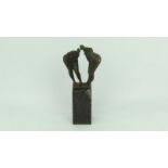 bronzen sculptuur met voorstelling twee dikke dames op stenen sokkel, onbekend, h. 21 cm -