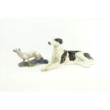2 porseleinen sculptures met voorstelling van liggende hond, gemerkt: Rosenthal en sculptuur met