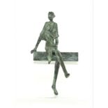 Anke Birnie (1943-)bronzen sculptuur met voorstelling van zittende dame, gesigneerd op