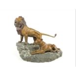 beschilderde Weense bronzen sculptuur met voorstelling van leeuw en leeuwin op stenen rots,