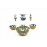 lot chinees porselein waaronder blauw/witte kwispedoor, 2 kommen en miniatuur vaasjes, 18e en 19e