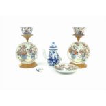 2 Chinees porseleinen Imari kopjes, 3 Japanse schotels en blauw/wit schenkkannetje, 18e eeuw