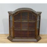 Hollandse eiken hangvitrine met gebogen kap, 18e/19e eeuw, h. 95 br. 98 d. 26