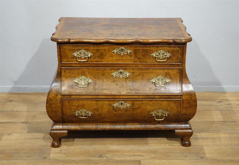 Hollandse wortelnoten gefineerde Louis XV commode met gecontourneerde rand en Haags gebogen front