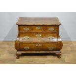 Hollandse wortelnoten gefineerde Louis XV commode met gecontourneerde rand en Haags gebogen front