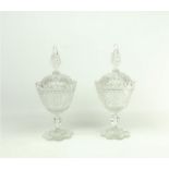 2 geslepen kristallen gembercoupes, 19e eeuw, h. 31 cm