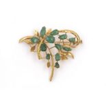 18 krt. gouden takbroche bezet met jade, 52 x 46 mm., brutogewicht: 10,60 gram