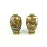 stel Japanse aardewerk Satsuma vazen met decor van onsterfelijken en draak, circa 1900, h. 25 cm (