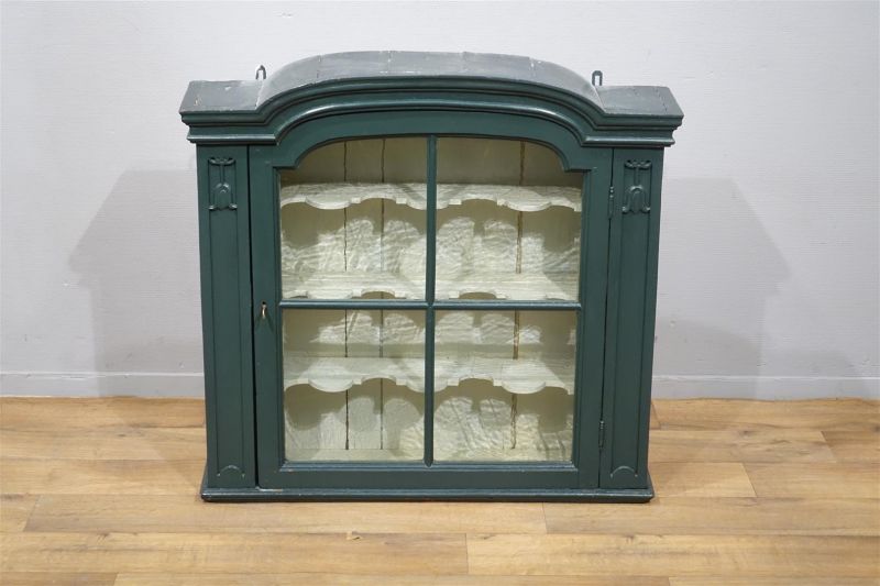 beschilderde hangvitrine met gebogen kap, beglaasde deur en gestoken zijden, 18e/19e eeuw, h. 87,