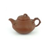 Chinees terracotta Yixing trekpotje met reliëfdecor van bloeiende prunus, 19e eeuw, h. 10 cm. (