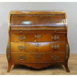 Hollands mahonie Louis XV cilinderbureau met gebogen schrijfklep waaronder gebombeerd front met 3