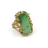 14 krt. gouden ring bezet met jade steen, 31 x 22 mm., gewicht: 13,6 gram