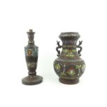 cloisonne vaas en kandelaar, beide met polychroom decor van ranken, circa 1900, h. 30 en 32 cm.
