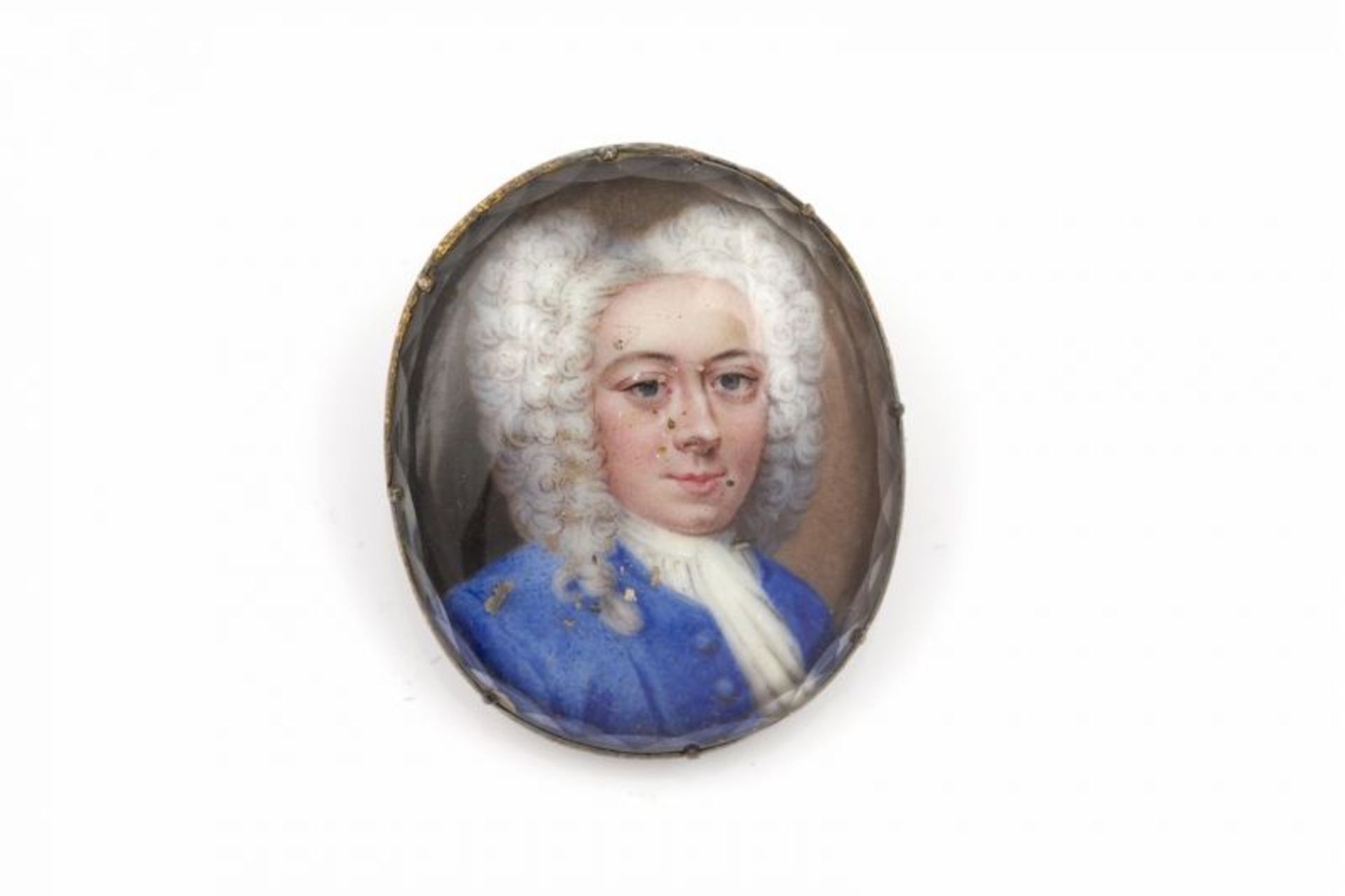 zilveren ovale broche met handbeschilderd portret van voorname heer, 33 x 28 mm.