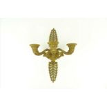 Franse verguld bronzen wandapplique met 3 gebogen armen, empire, circa 1815, h. 40 cm