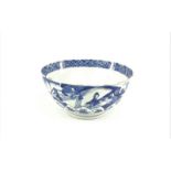 blauw/wit Chinees porseleinen kom met decor van dames in tuinlandschap en florale motieven,