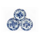 3 blauw/wit Chinees porseleinen borden met decor van figuren aan tafel in medaillon omgeven door