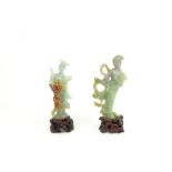 2 Chinese jade sculpturen met voorstelling van dames, hoogte inclusief houten voet: 15 en 16 cm