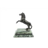 bronzen sculptuur met voorstelling van paard, vermoedelijk Italiaans, 17e eeuw, h. 18 cm (rustend op