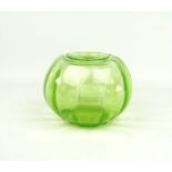 annagroen glazen vaas, model: Tomaat, ontwerp W.J. Rozendaaal voor kristalunie Maastricht, h. 13