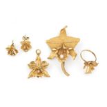 18 krt. gouden juwelenset bestaande uit orchidee broche bezet met 1 parel, 55 x 37 mm.,